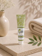 Tube de crème purifiante Jojoba Care pour le soin de la peau sur un socle naturel.
