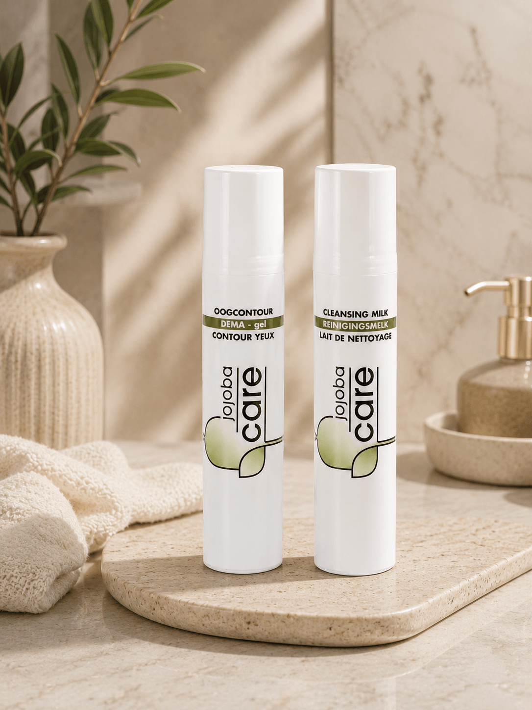 Soin contour des yeux et lait de nettoyage Jojoba Care sur un comptoir de salle de bain.