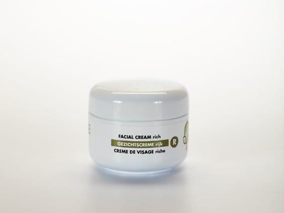 Pot de crème de visage riche pour le soin du visage sur fond blanc.