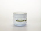 Pot de crème de visage riche pour le soin du visage sur fond blanc.