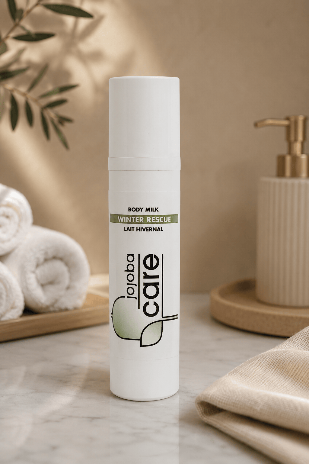 Lait corporel hydratant Winter Rescue de Jojoba Care sur un comptoir de salle de bain.