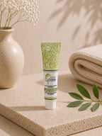 Tube de crème revitalisante Jojoba Care pour rougeurs sur socle naturel.