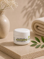 Crème de visage moyenne Jojoba Care dans un pot blanc sur un socle en pierre naturelle.