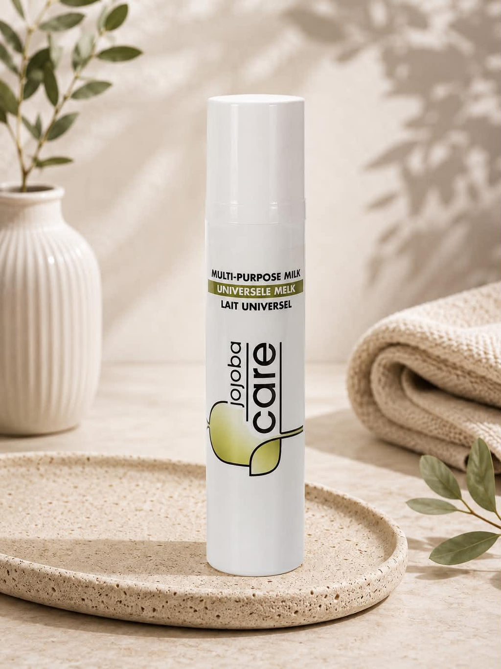 Lait universel Jojoba Care multi-usage pour le soin de la peau dans un décor naturel.