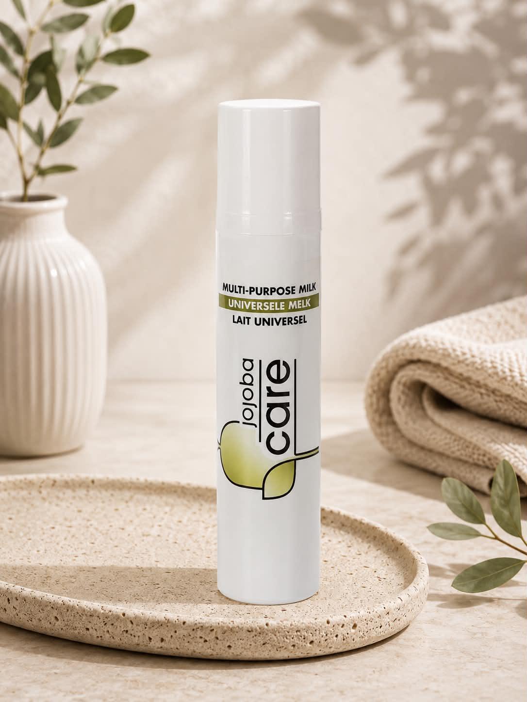 Lait universel Jojoba Care multi-usage pour le soin de la peau dans un décor naturel.