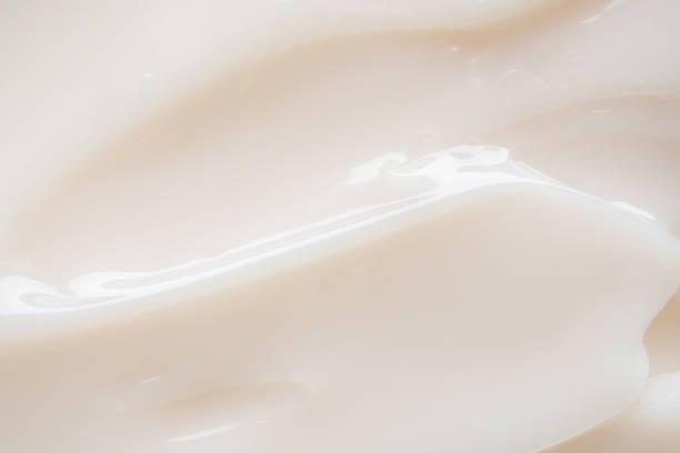 Texture crémeuse et onctueuse d'une crème hydratante de soin visage.